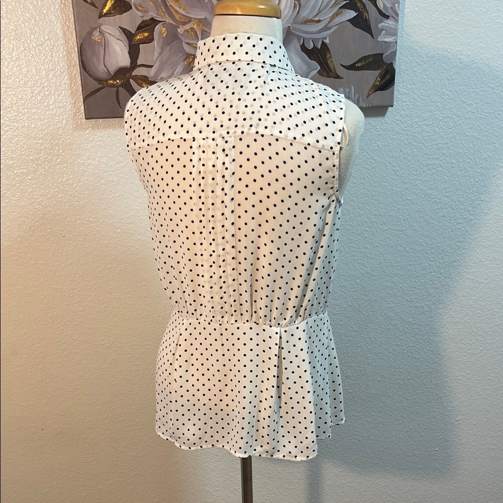 🎉HP🎉NWT CaCe Sleeveless White Polka Dot Button-Front Peplum Top - Picture 4 of 8